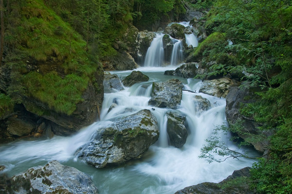 Waterval in herfstkleuren