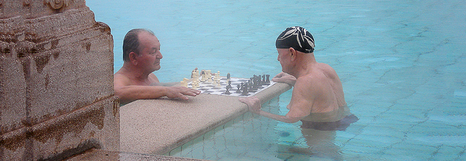 Budapest badhuis schakende mannen