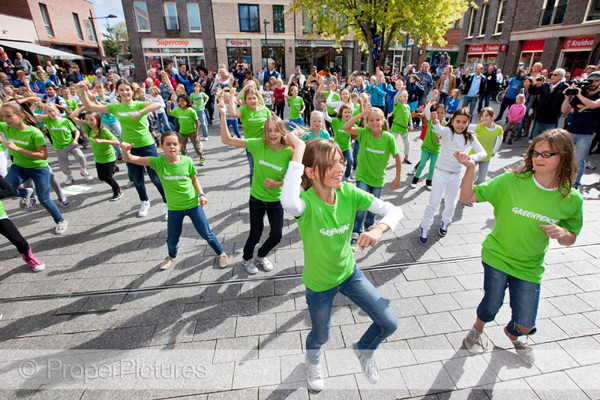 Kinderen doen een Flashmob voor Greenpeace