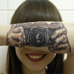 Fotografe Lotte laat camera op haar arm tatoeren
