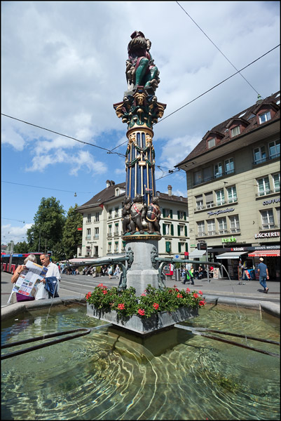 Bern, waterpomp in oude stadskern