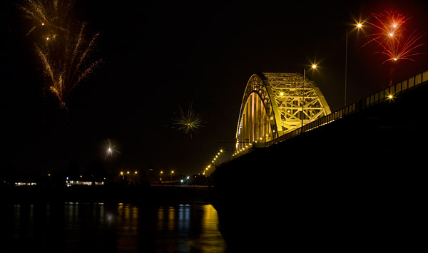 De Nijmeegse Waalbrug tijdens vuurwerk