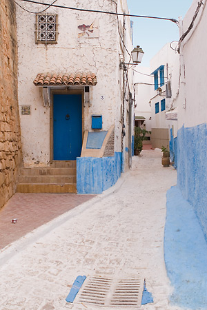 Blauw en wit in de straten van de Oudaa Kasba