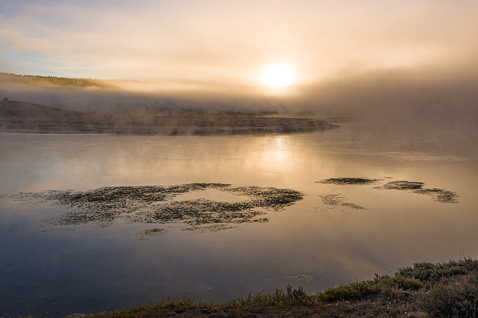 Mist boven rivier