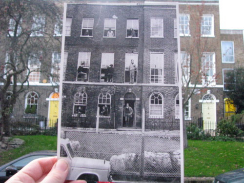 Een foto van een oud huis wordt voor een nieuw huis gehouden, en daar wordt weer een foto van gemaakt.