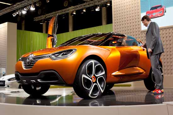 Ontwerper Laurens van den Acker bij zijn creatie Renault Capture omschrijving