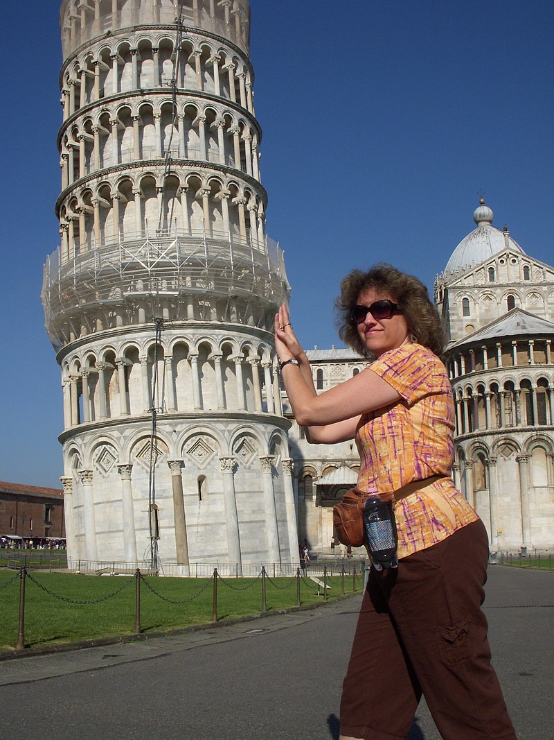 Toerist bij de Toren van Pisa