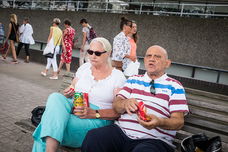 Etende mensen op de South Bank