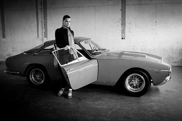 Model Annelinde bij een Ferrari 250 Lusso