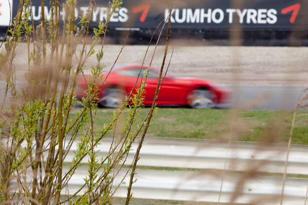 Ferrari onscherp in de achtergrond