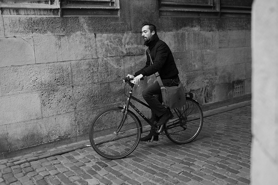 Fietser onder de Dom in Utrecht