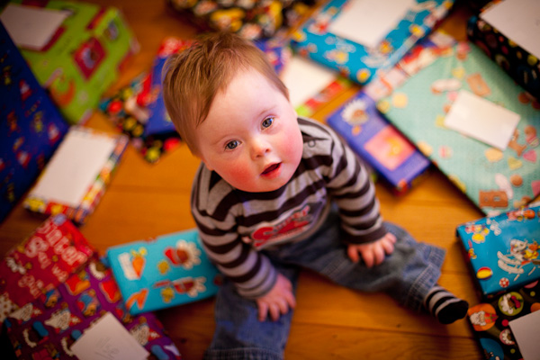 Mika tussen de cadeaus; Sinterklaas 2010