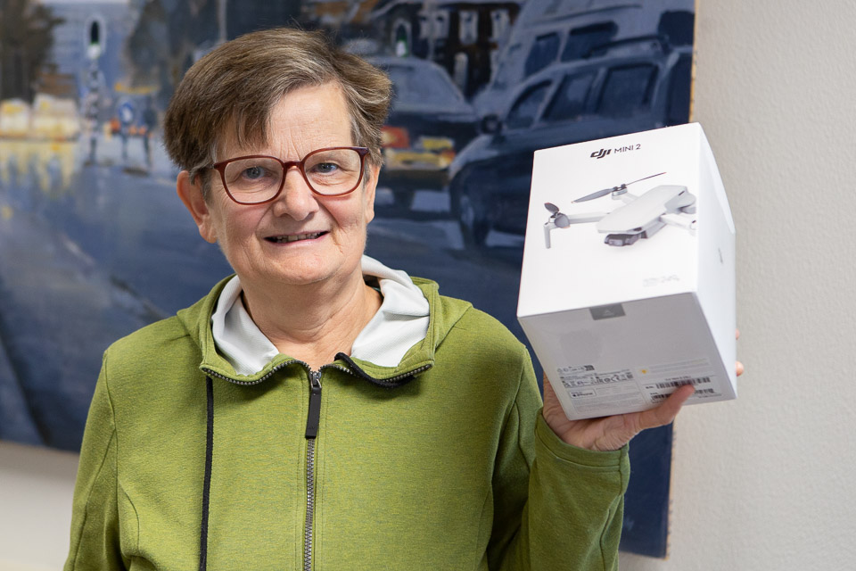 Nicolette met haar DJI Mini 2 drone