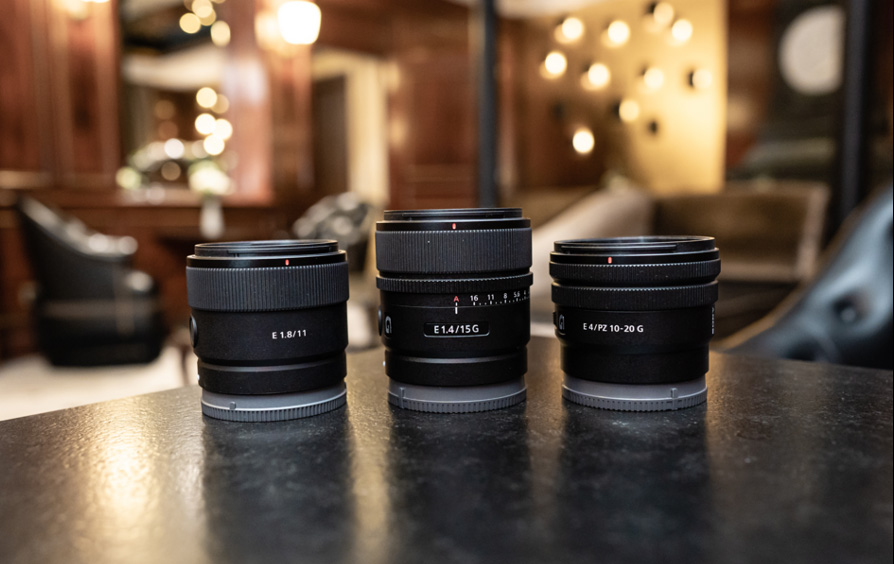 Sony E 10–20mm f/4 PZ G zoomobjectief, de Sony E 15mm f/1.4 G en de Sony E 11mm f/1.8 Sony E 10–20mm f/4 PZ G zoomobjectief, de Sony E 15mm f/1.4 G en de Sony E 11mm f/1.8