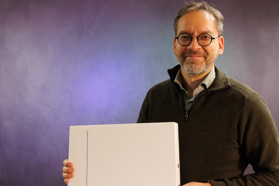 Daniel met zijn Macbook Air