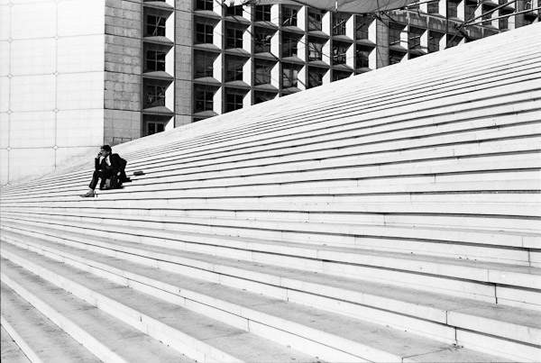 Zakenman op de trap van de Grande Arche