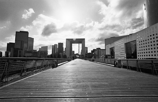 Grande Arche, La Defense, op Ilford Delta