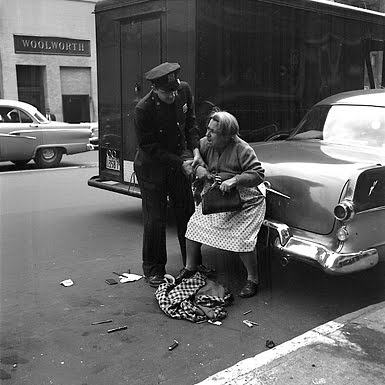 Streetview in Chicago, by Vivian Maier, copyright John Maloof Straattafereel in Chicago