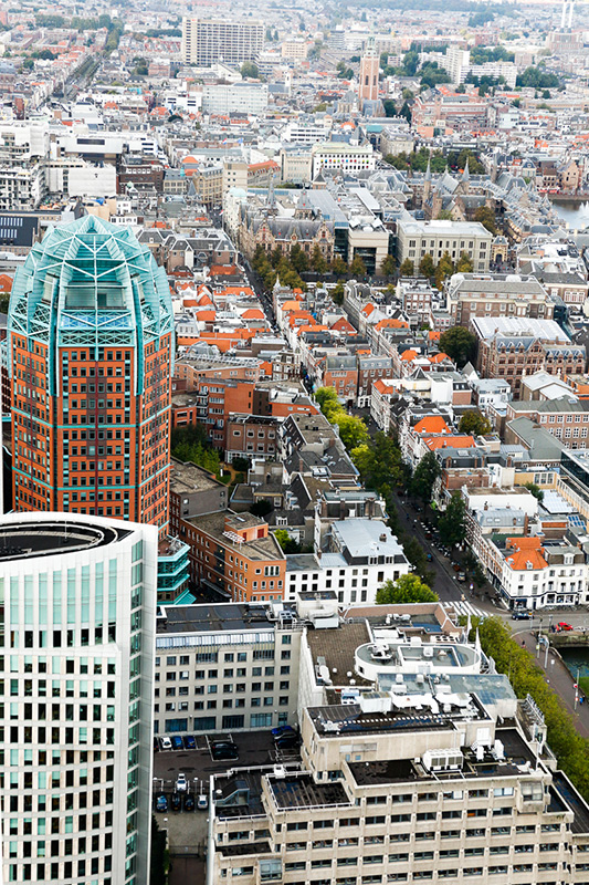 Zicht vanaf de Babylon City Tower[imgbox]<br><br>Goed, terug naar de begane grond. Daar viel ook genoeg te fotograferen: Den Haag heeft er de laatste jaren een aantal interessante gebouwen bij gekregen. Verder richting centrum passeer je bijvoorbeeld de ministeries van BiZa en justitie. Die laten zich, compleet met perspectivische vertekening, netjes op 1 foto zetten.<br><br>[imgbox=/fotografie/foto/et/hires/70d-denhaag-ministeries.jpg]Ministeries