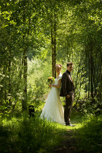 Bruidsfoto tussen de bomen