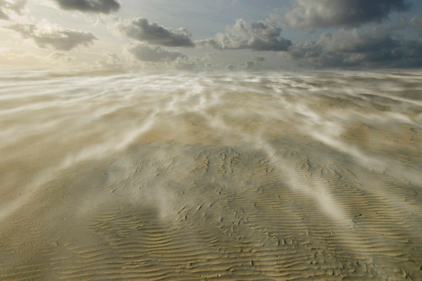 Stuivend zand op Schiermonnikoog
