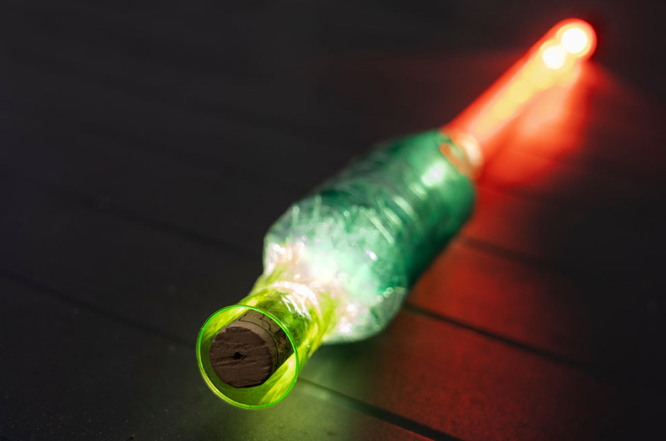 Rode tube met groene fles en kurk