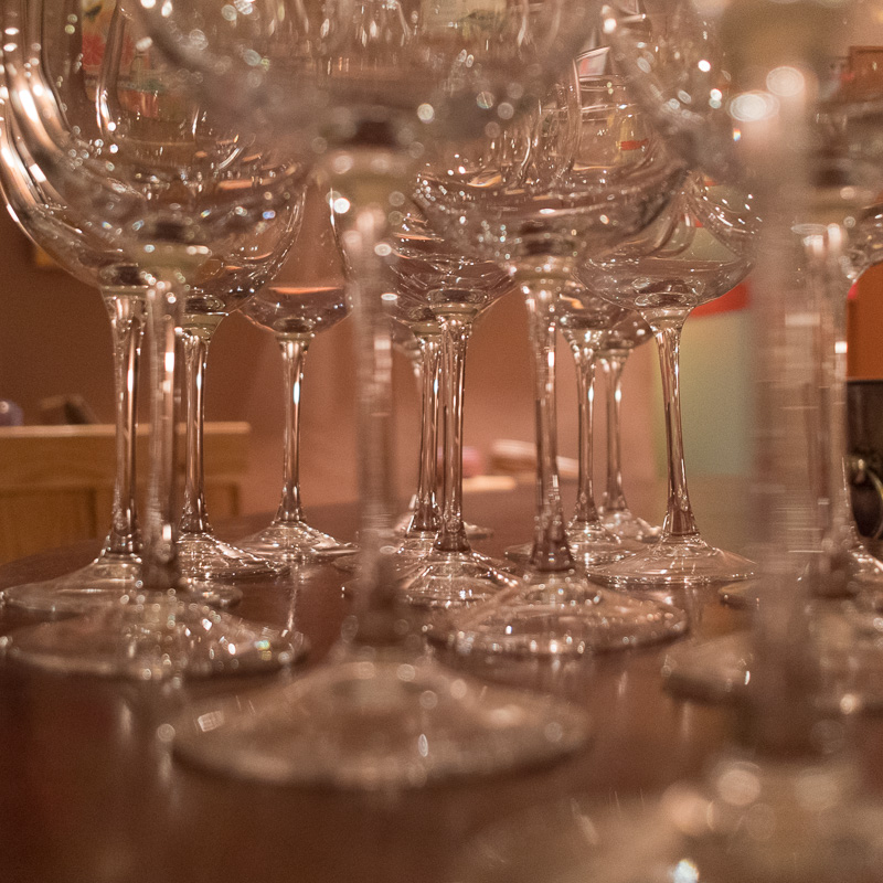 Dxo in de avond, spelen met scherptediepte in het restaurant Dxo in de avond, spelen met scherptediepte in het restaurant