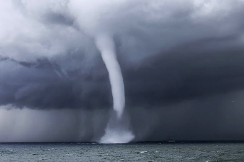 Waterhoos markermeer Waterhoos markermeer