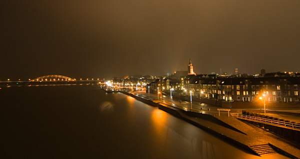 Nachtopname Waalkade Nijmegen