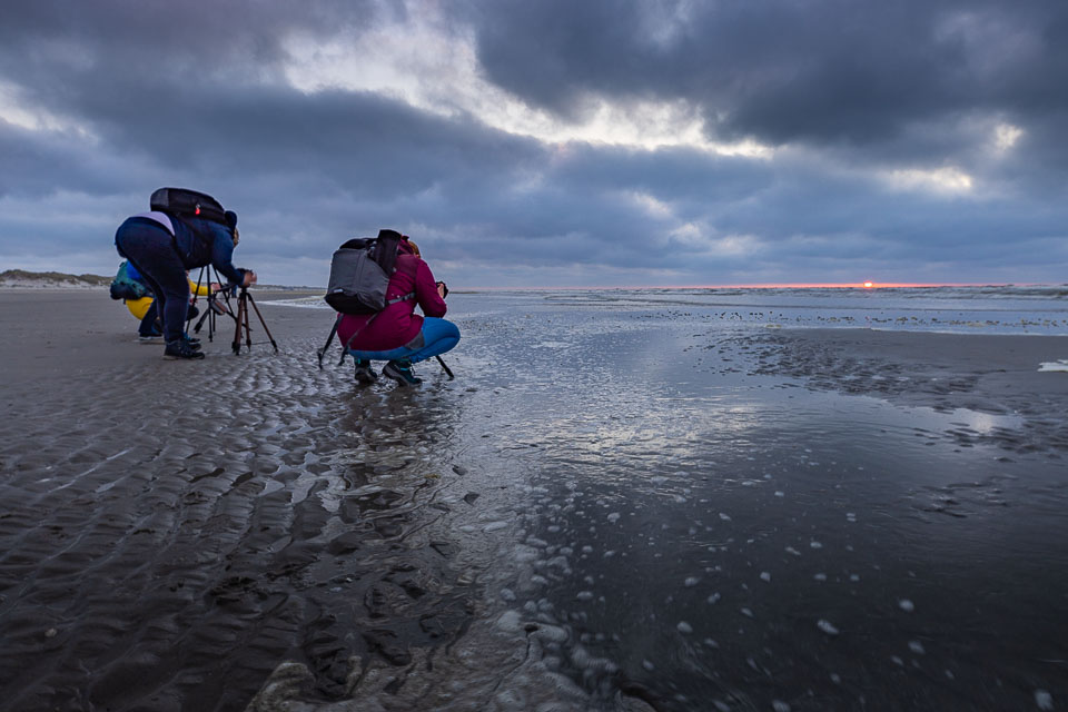 Nando aan het strand met statief