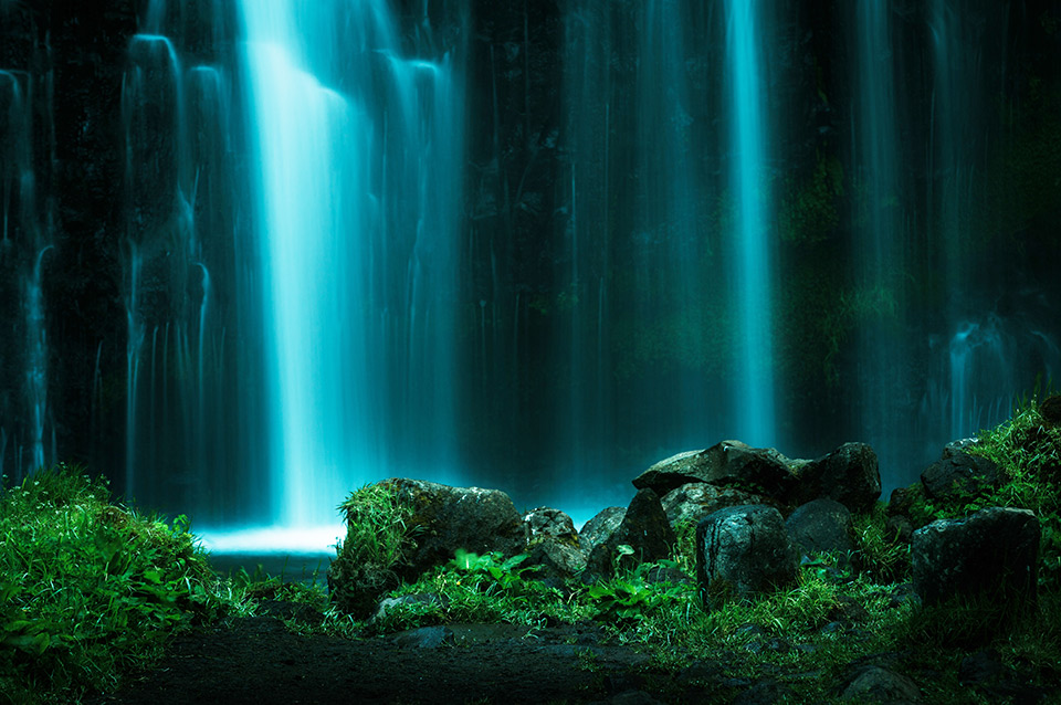 Door een detail van de 28 meter hoge waterval Cascade de la Beaume te fotograferen, was het mogelijk om de lijnen van het vallende water mooi in beeld te brengen als backdrop voor de begroeide rotsen in de voorgrond. Door een detail van de 28 meter hoge waterval Cascade de la Beaume te fotograferen, was het mogelijk om de lijnen van het vallende water mooi in beeld te brengen als backdrop voor de begroeide rotsen in de voorgrond.