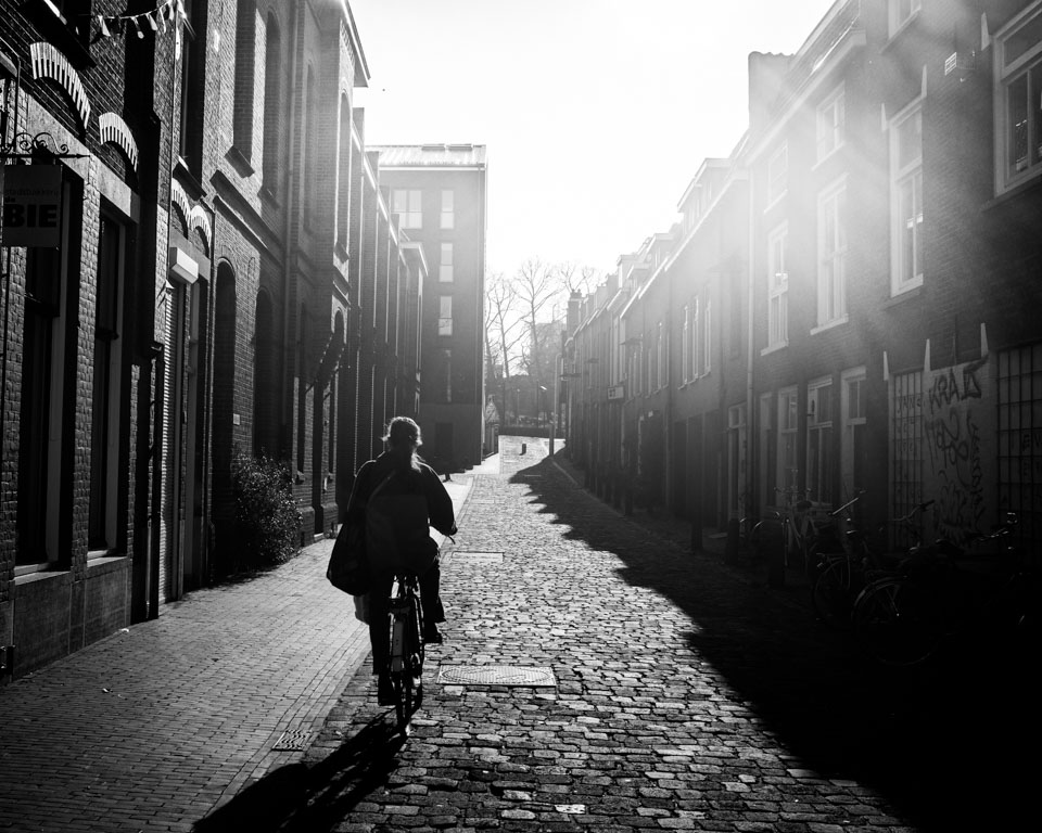 Nando fietsen op straat