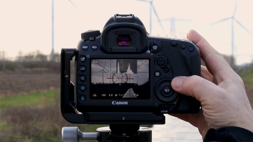 Het instellen van de belichtingscompensatie is heel eenvoudig. Heb je live-view, of een mirrorless camera? Dan kun je het effect duidelijk op je histogram zien Het instellen van de belichtingscompensatie is heel eenvoudig. Heb je live-view, of een mirrorless camera? Dan kun je het effect duidelijk op je histogram zien