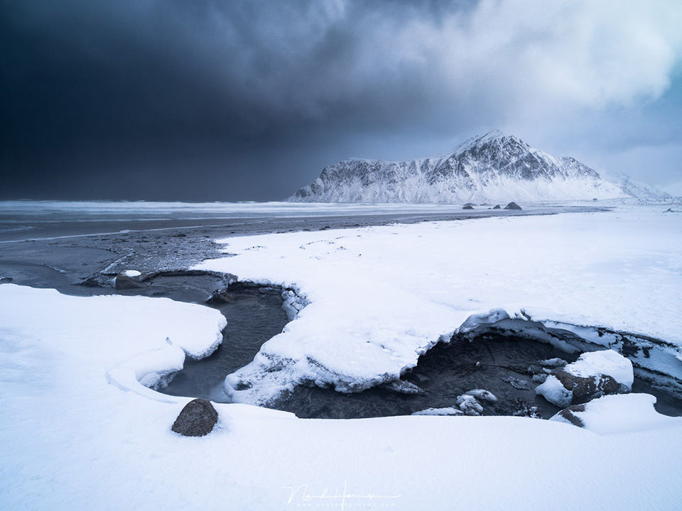 Op het strand van Skagsanden op Lofoten, een perfecte plek voor het fotograferen met filters. (Fujifilm GFX100 + 23mm - ISO200 - f/11 - 0,9sec met Haida Red Diamond 0,9 GND en polarisatiefilter)