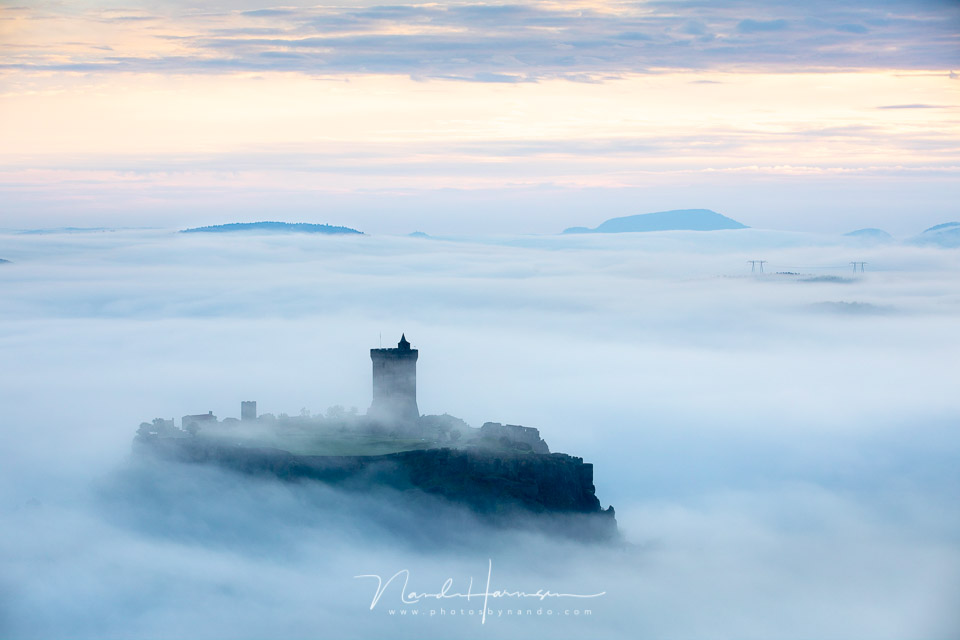 nando landschap kasteel in de mist