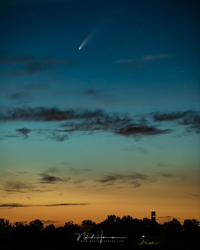 neowise in de avondschemering