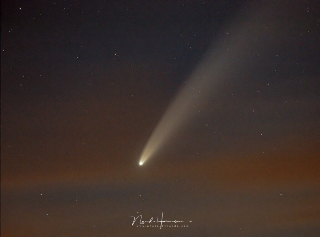 close up neowise met stack van 50 foto's 