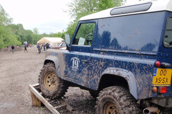 De Olympus Mju TOUGH 8000 in de modder Modder