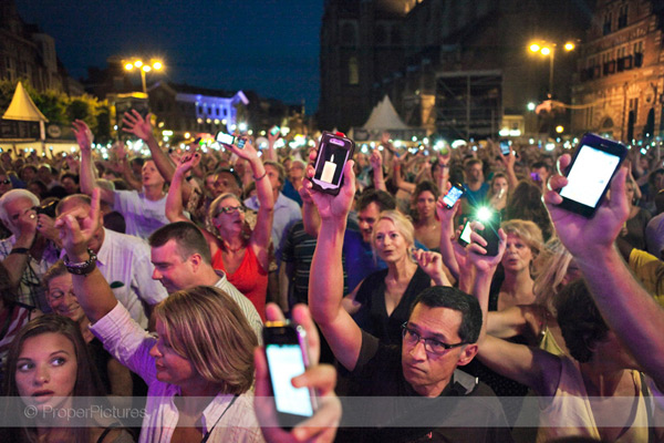 Publiek op de Grote Markt in Haarlem voor Haarlem Jazz