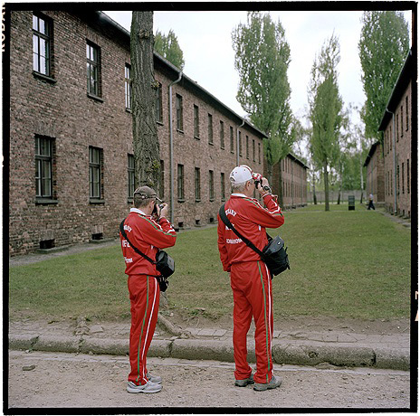 omschrijving Auschwitz in trainingspak