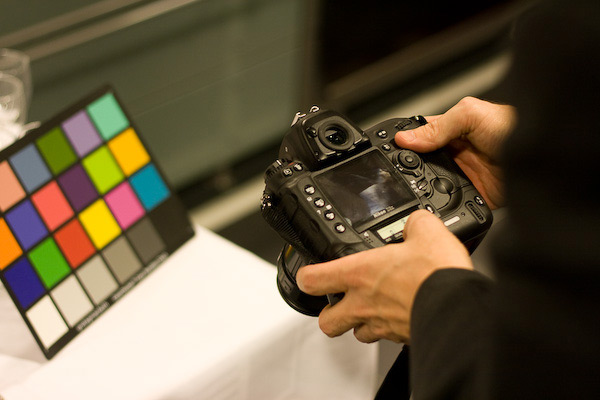De Nikon D3x in de hand De Nikon D3x in de hand