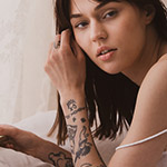 Eenvoudig een tatoeage weghalen met AI in Lightroom Classic