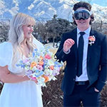 Bruidegom draagt Apple Vision Pro op zijn bruiloft