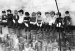 Historische foto's nagemaakt met lego