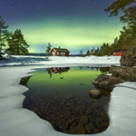 Elk seizoen een foto van een rood huisje in Noorwegen