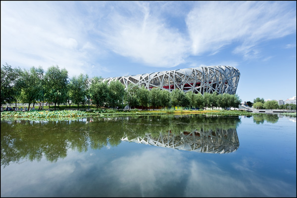 Bird's Nest weerspiegeld in water Bird's Nest weerspiegeld in water