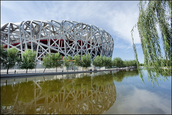  Bird's Nest weerspiegeld in water