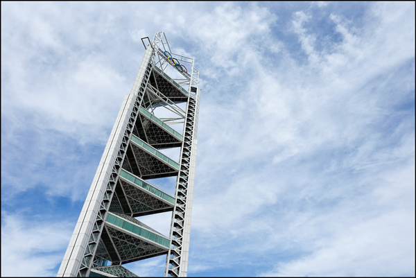 Linglong Tower met blauwe lucht en wolken