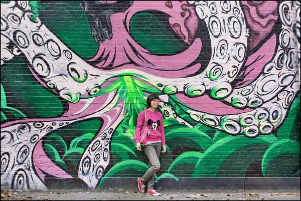 Gigantische kunstzinnige grafitti op oude fabriekspanden