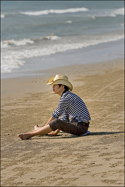 Sanya; Chinese cowboy laaft zich in de middagzon Sanya; Chinese cowboy laaft zich in de middagzon
